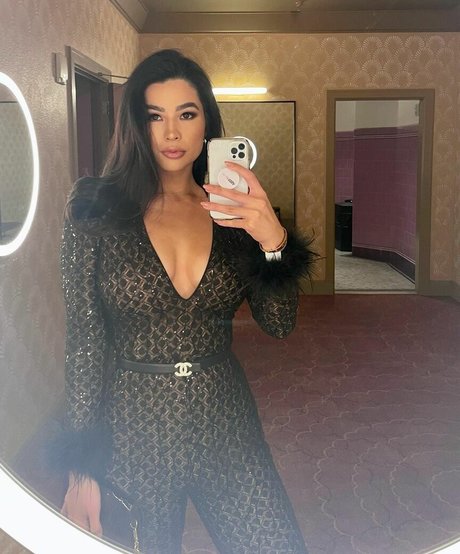 Naakte gelekte OnlyFans-foto van Carolinekwan