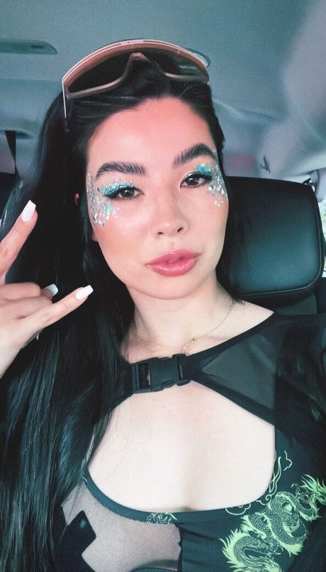 Naakte gelekte OnlyFans-foto van Carolinekwan