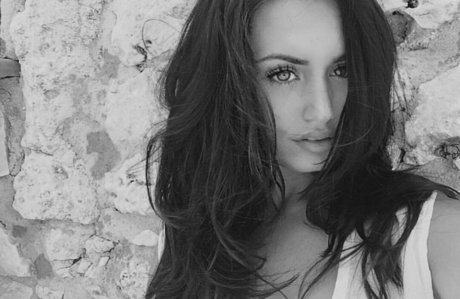 Naakte gelekte OnlyFans-foto van Clelia Theodorou