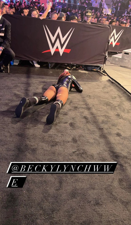 Naakte gelekte OnlyFans-foto van Becky Lynch