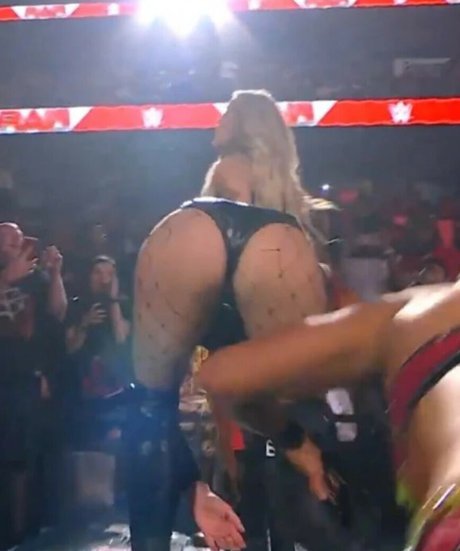 Naakte gelekte OnlyFans-foto van Becky Lynch