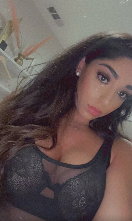 Naakte gelekte OnlyFans-foto van Mary Noura