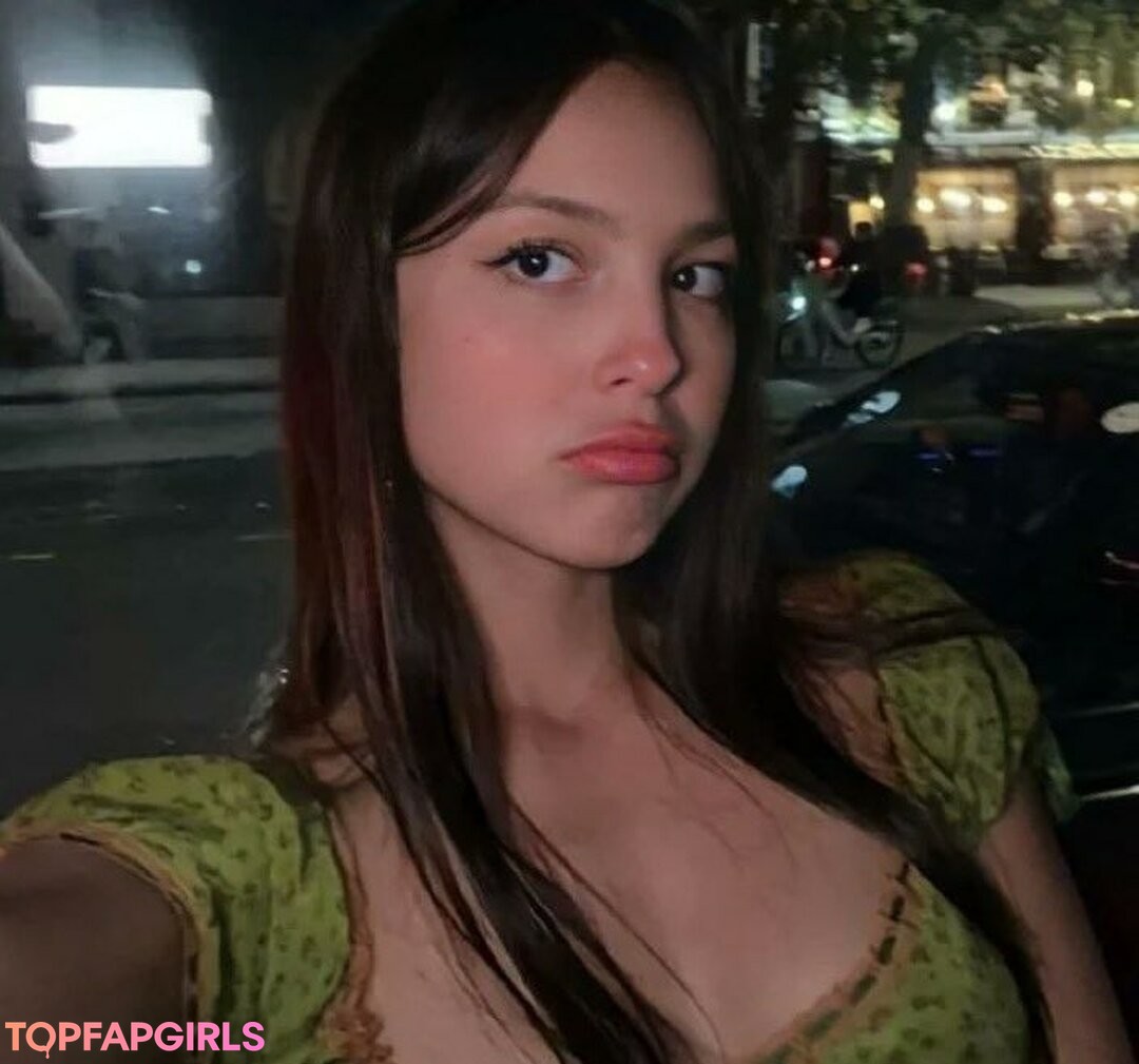 Naakte gelekte OnlyFans-foto van Olivia Rodrigo #1402