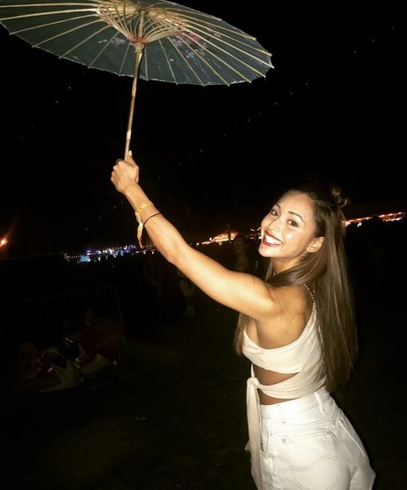 Naakte gelekte OnlyFans-foto van Lindsey Morgan