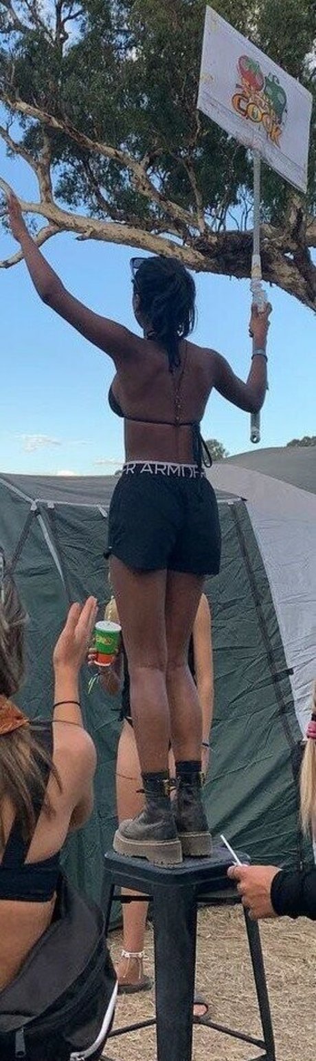Naakte gelekte OnlyFans-foto van Shreya Naidoo