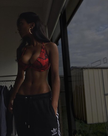 Naakte gelekte OnlyFans-foto van Shreya Naidoo