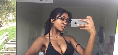 Naakte gelekte OnlyFans-foto van Shreya Naidoo