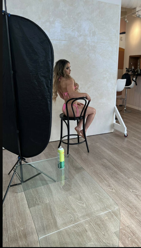 Naakte gelekte OnlyFans-foto van Aliyah