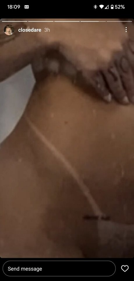 Naakte gelekte OnlyFans-foto van Renata Schmorantz