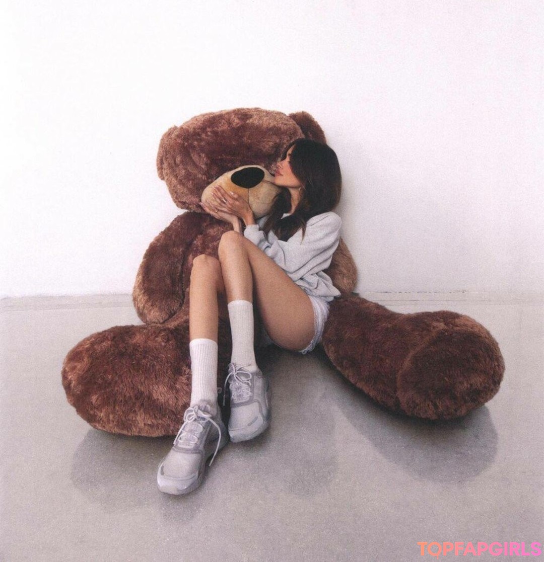 Naakte gelekte OnlyFans-foto van Madison Beer #1084