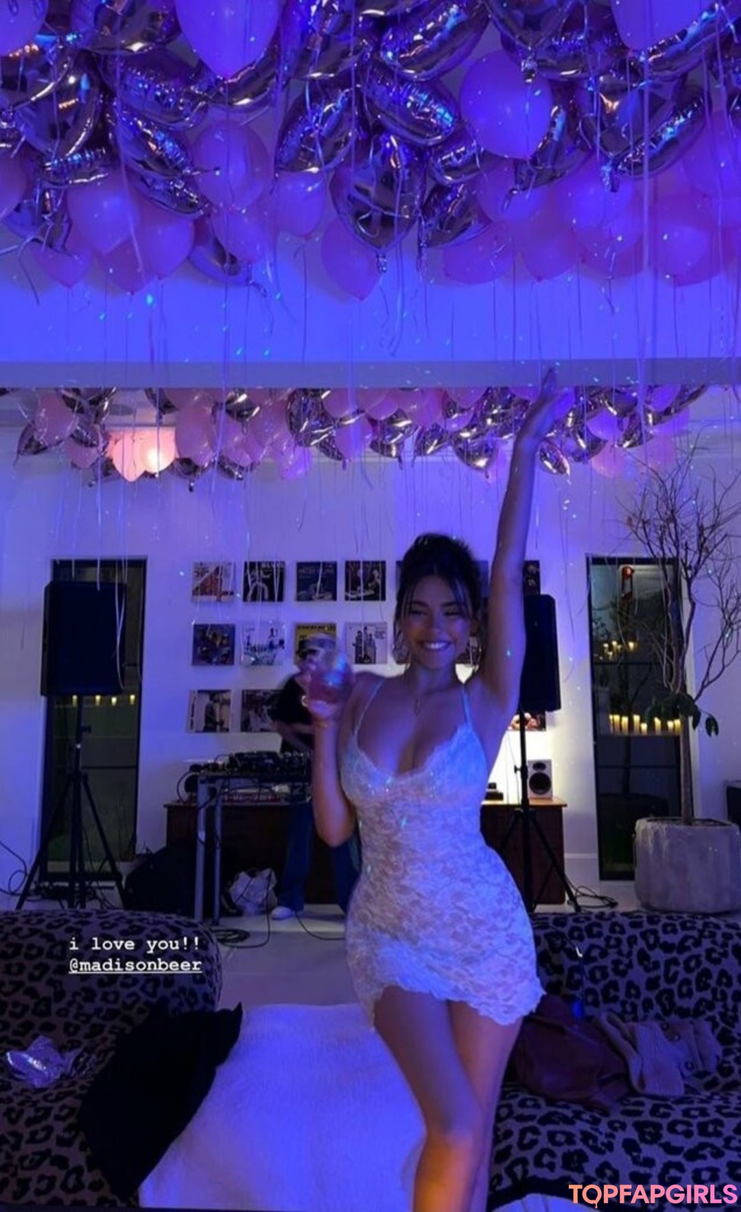Naakte gelekte OnlyFans-foto van Madison Beer #1674