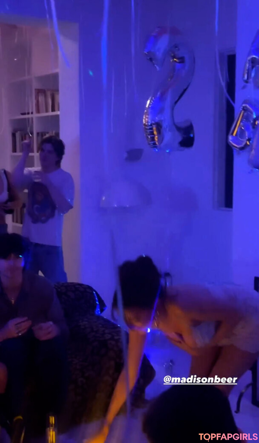 Naakte gelekte OnlyFans-foto van Madison Beer #1691