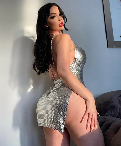 Naakte gelekte OnlyFans-foto van Elizabeth Georgina