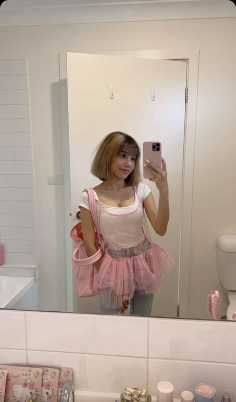 Naakte gelekte OnlyFans-foto van Eeeveenara