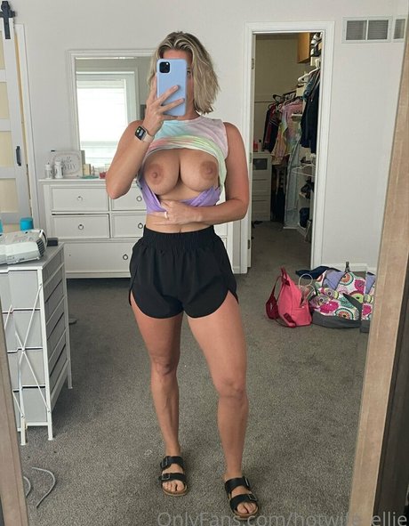 Naakte gelekte OnlyFans-foto van Hotwifeellie