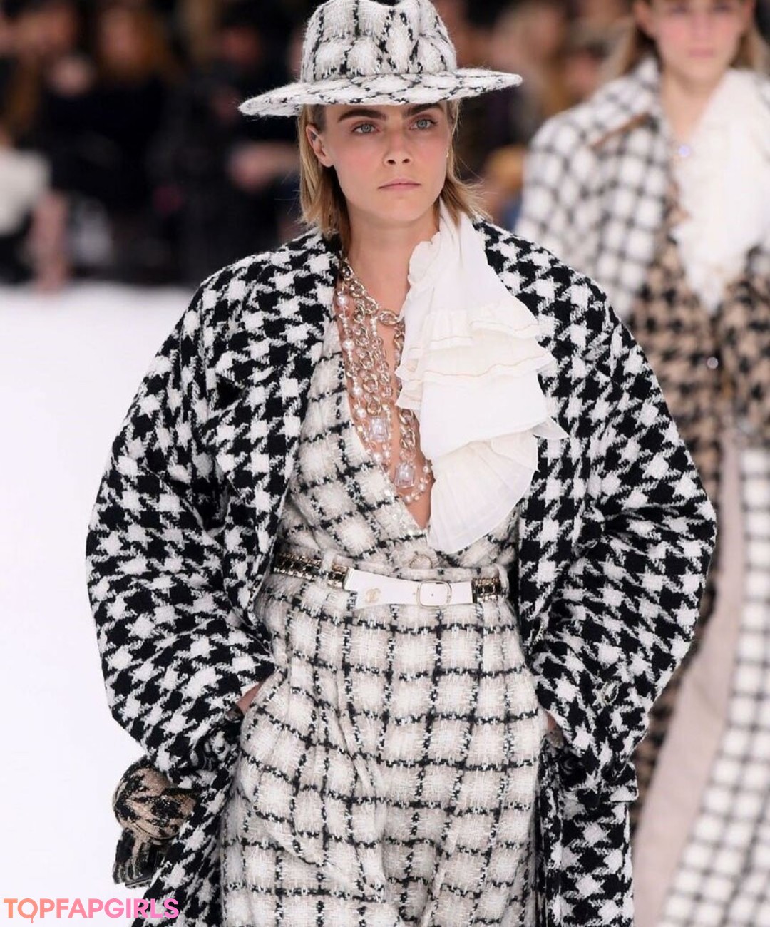 Naakte gelekte OnlyFans-foto van Cara Delevingne #1085