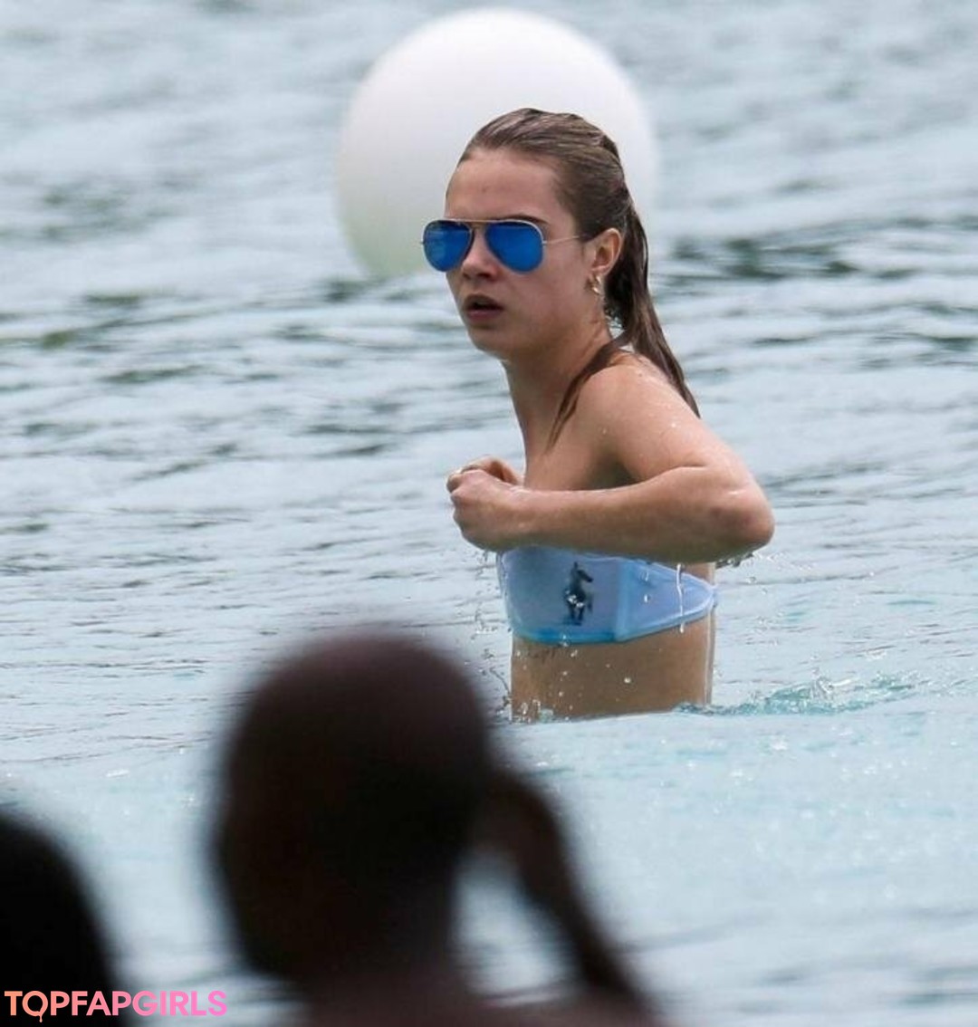 Naakte gelekte OnlyFans-foto van Cara Delevingne #1135