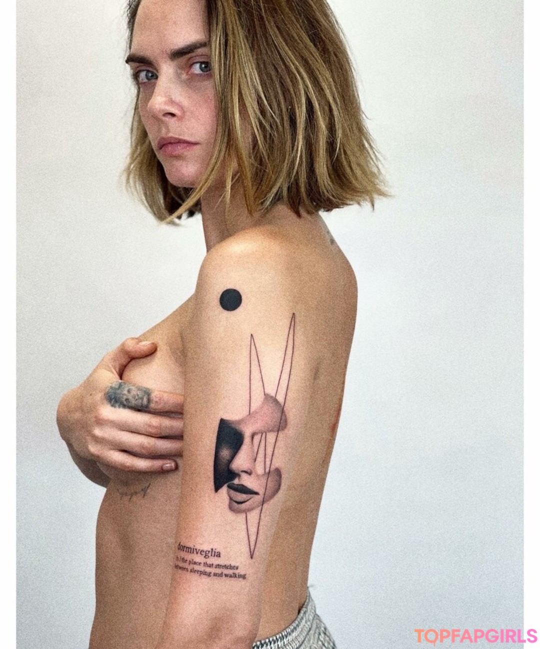 Naakte gelekte OnlyFans-foto van Cara Delevingne #1232