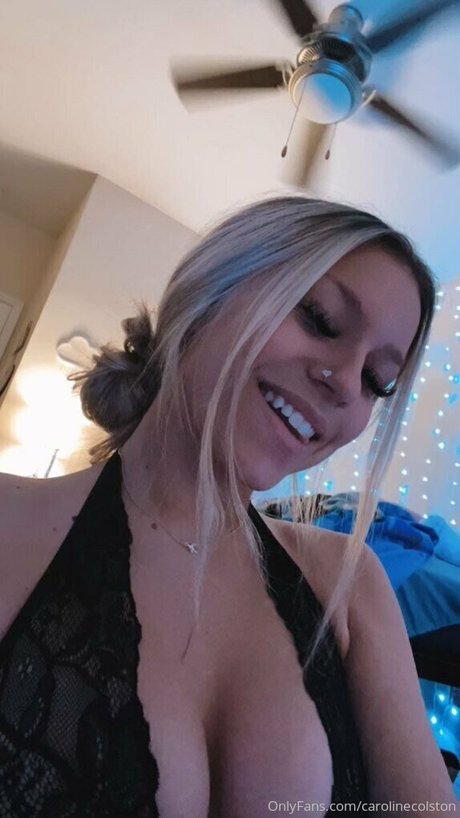 Naakte gelekte OnlyFans-foto van Carolinecolston