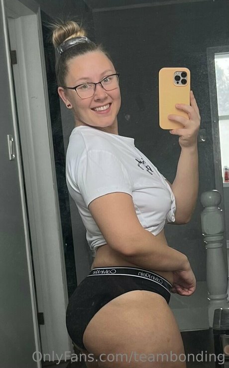 Naakte gelekte OnlyFans-foto van Teambonding