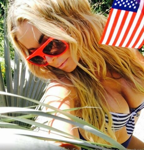 Naakte gelekte OnlyFans-foto van Carmen Electra