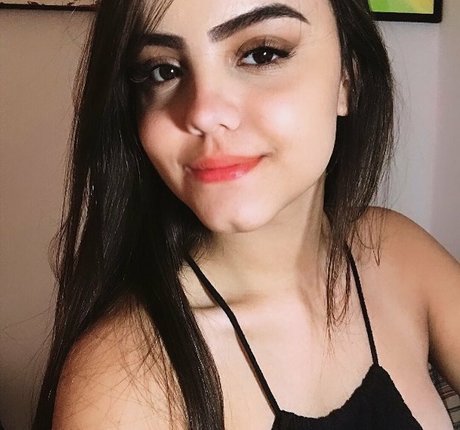 Naakte gelekte OnlyFans-foto van Raphaela Nascimento