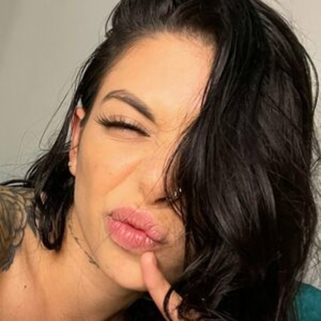 Naakte gelekte OnlyFans-foto van Ginavalentinauncensored