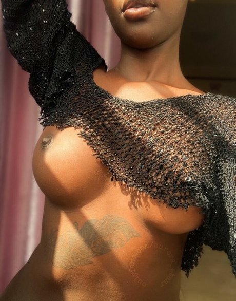 Naakte gelekte OnlyFans-foto van Aurorastaar