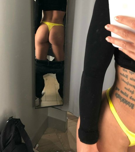 Naakte gelekte OnlyFans-foto van Karmaprivat
