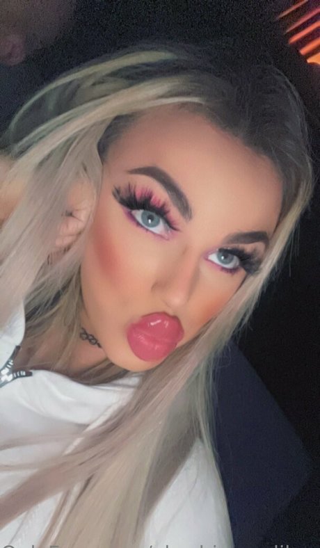 Naakte gelekte OnlyFans-foto van Xbarbiemalibux