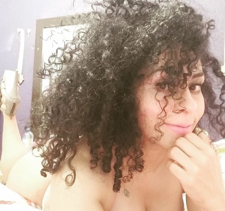 Naakte gelekte OnlyFans-foto van Antonella