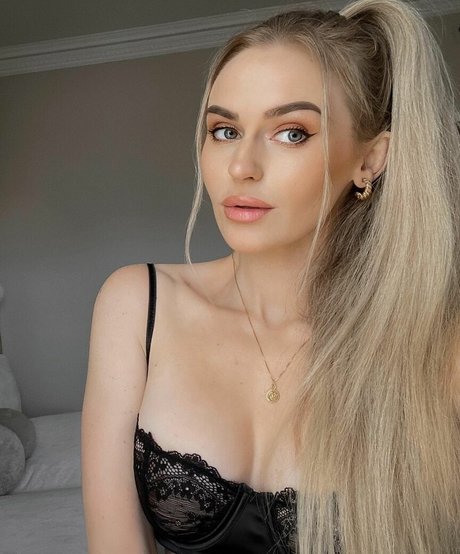 Naakte gelekte OnlyFans-foto van Anna Nystrom