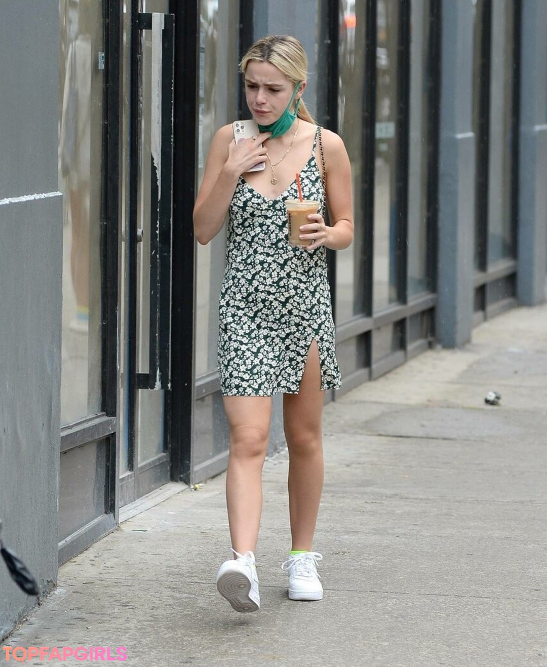 Naakte gelekte OnlyFans-foto van Kiernan Shipka #1076