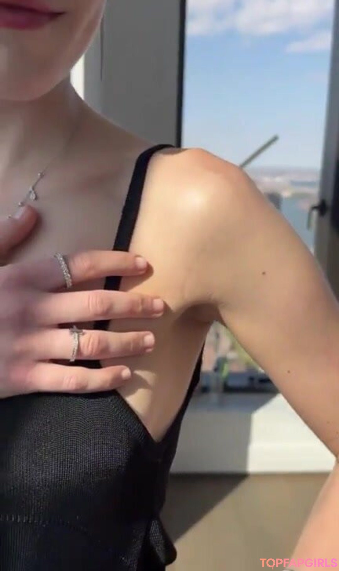 Naakte gelekte OnlyFans-foto van Kiernan Shipka #1208