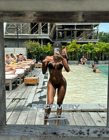 Naakte gelekte OnlyFans-foto van Sexypetiteasiangirl