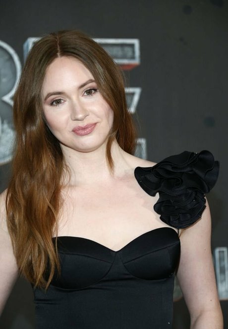 Naakte gelekte OnlyFans-foto van Karen Gillan