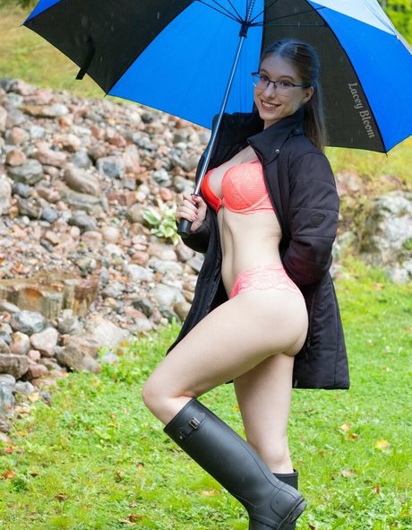 Naakte gelekte OnlyFans-foto van Lacey Bloom