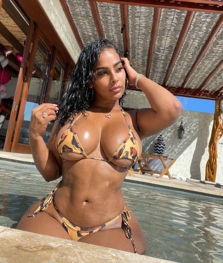 Naakte gelekte OnlyFans-foto van Ayisha Diaz