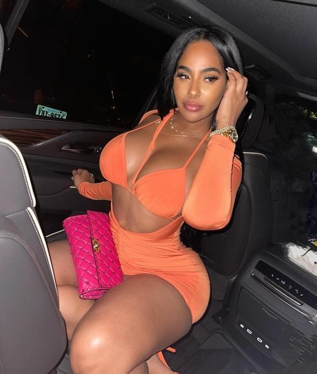 Naakte gelekte OnlyFans-foto van Ayisha Diaz