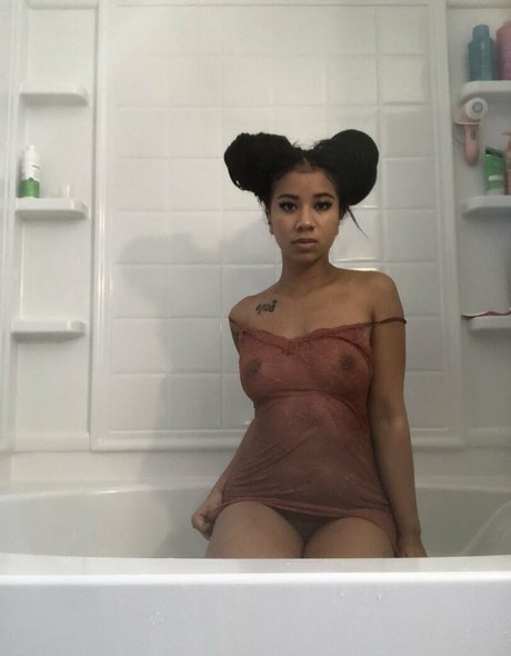 Naakte gelekte OnlyFans-foto van Ameenagreen