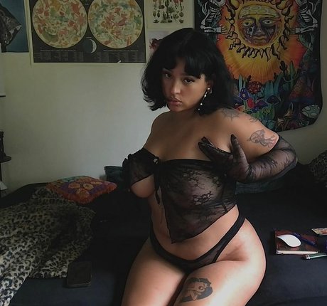 Naakte gelekte OnlyFans-foto van Strawbewyswing