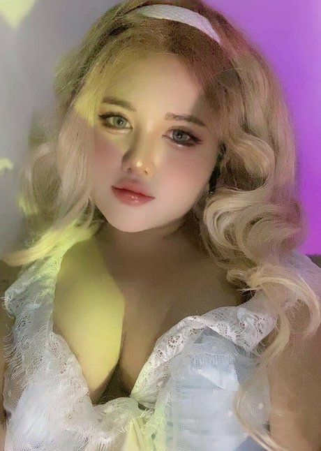 Naakte gelekte OnlyFans-foto van Charlotte Linlin