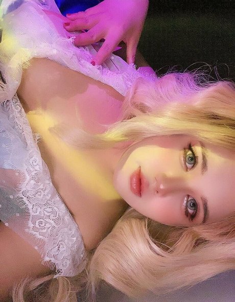 Naakte gelekte OnlyFans-foto van Charlotte Linlin