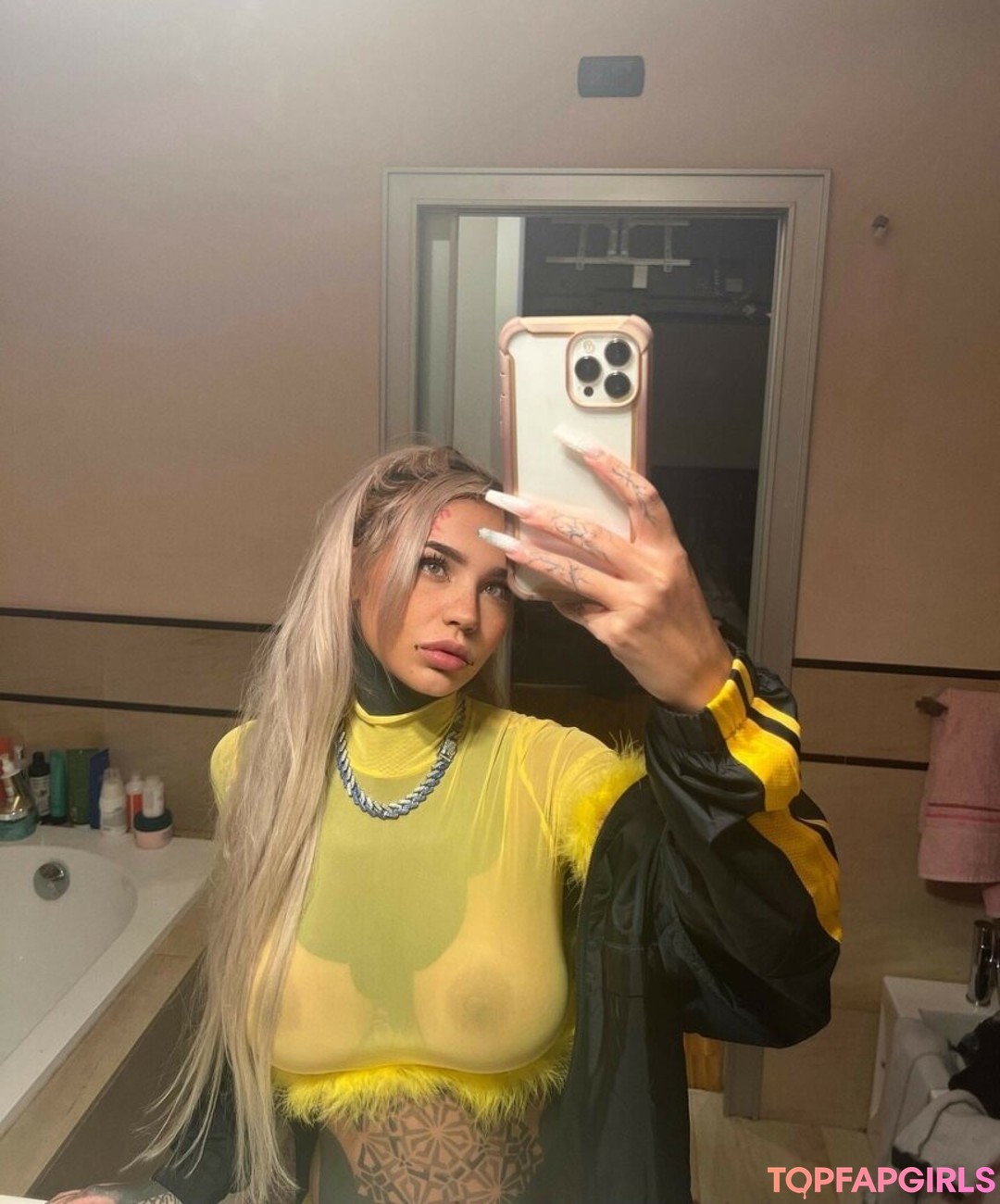 Naakte gelekte OnlyFans-foto van Fishball Suicide #1749