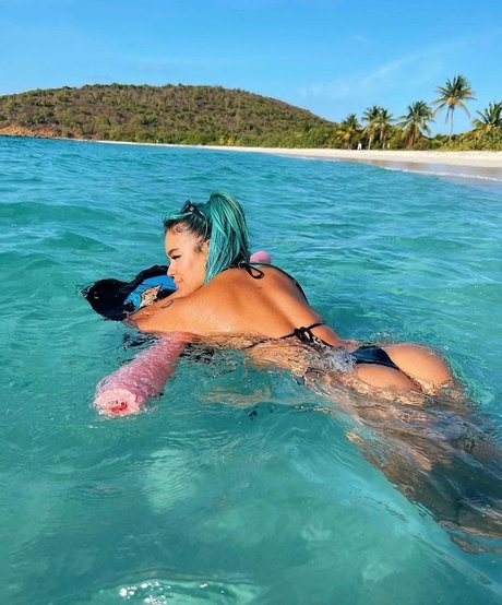 Naakte gelekte OnlyFans-foto van Karol G
