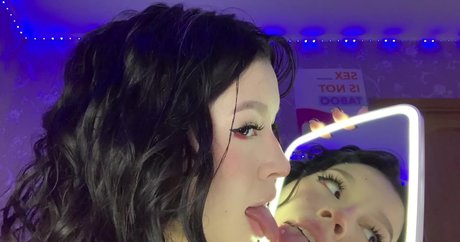 Naakte gelekte OnlyFans-foto van Lezzy Bunny Asmr