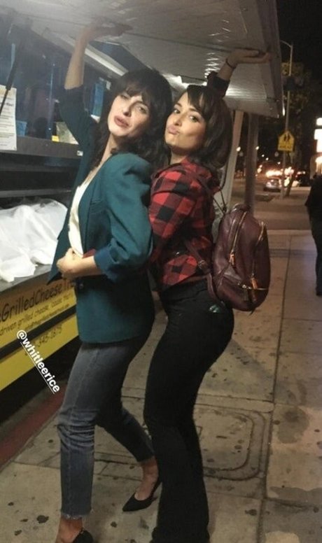 Naakte gelekte OnlyFans-foto van Milana Vayntrub