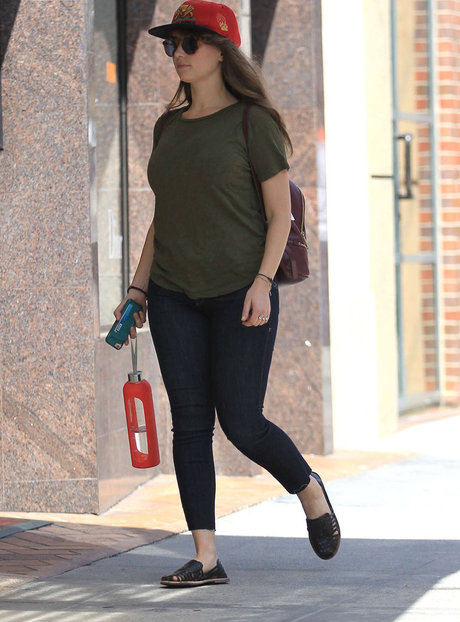 Naakte gelekte OnlyFans-foto van Milana Vayntrub
