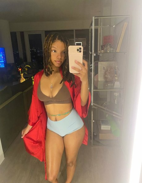 Naakte gelekte OnlyFans-foto van Halle Bailey