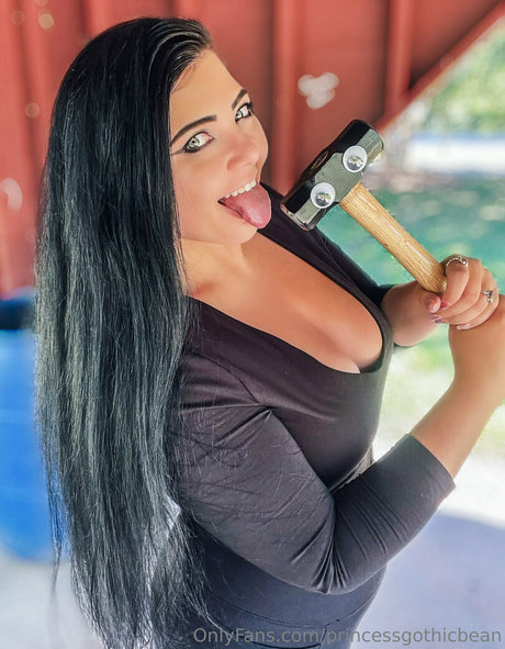 Naakte gelekte OnlyFans-foto van Princessgothicbean